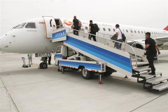 载有79名乘客的天津航空gs7489航班抵达喀什机场,标志着石河子—库车
